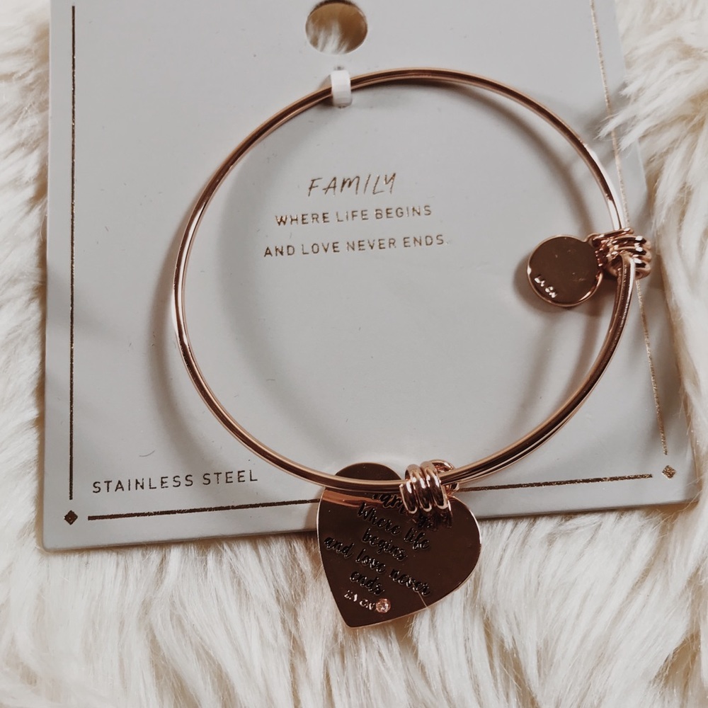 Bracelet. Charm bracelet